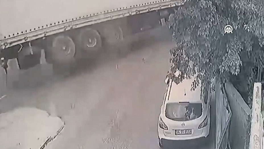 Başakşehir'de devrilen tırın panelvan ve otomobile çarptığı kaza güvenlik kamerasınca
