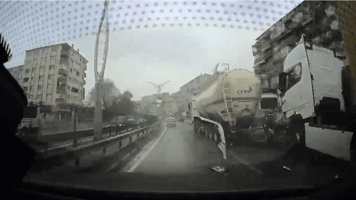 Kocaeli'nin İzmit ilçesinde, 4 aracın karıştığı zincirleme kazada, 2 kişi