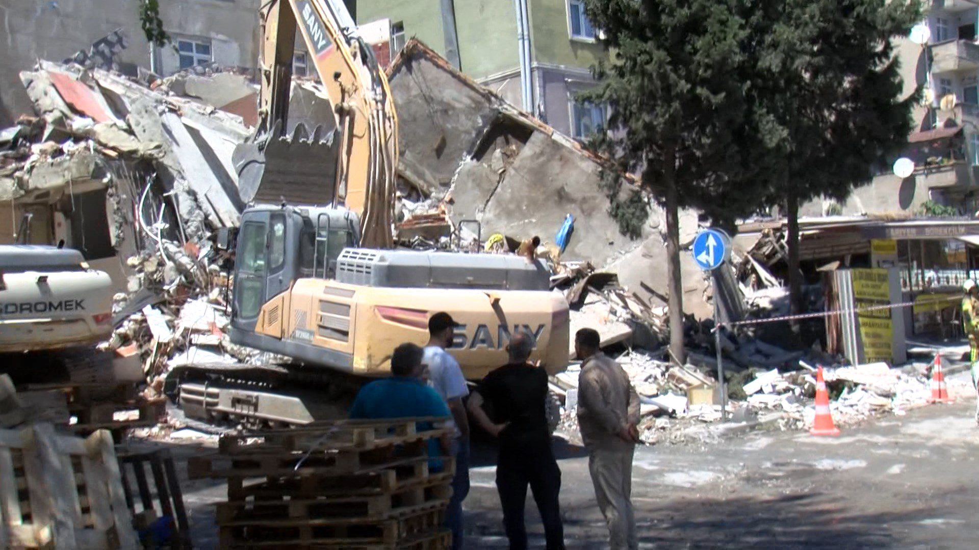 İstanbul Küçükçekmece'de yıkımı yapılan bina çöktü. Çöken binanın bitişiğindeki başka