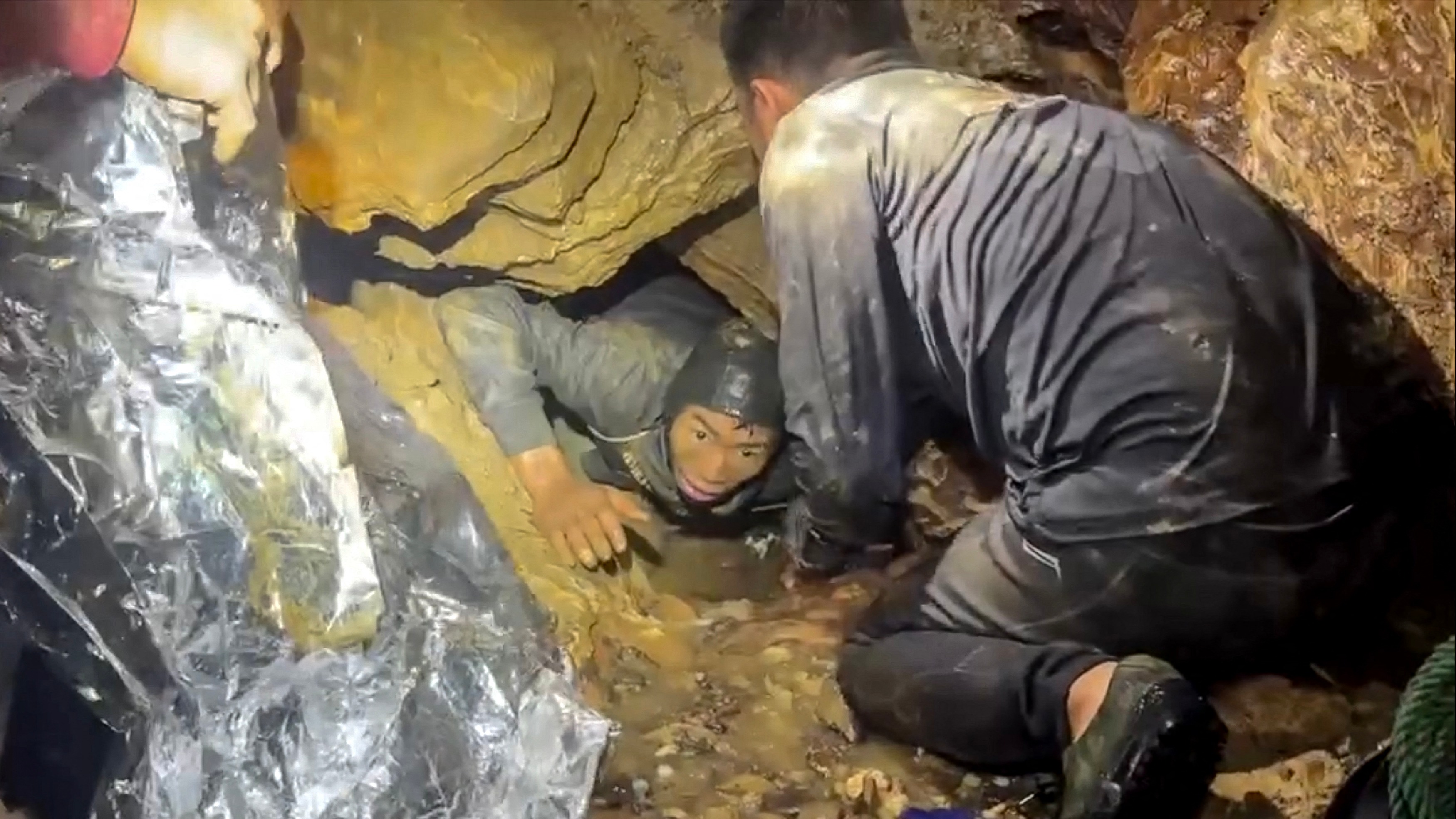 Güneydoğu Asya ülkesi Laos'ta 20 Mayıs'tan bu yana bir mağarada