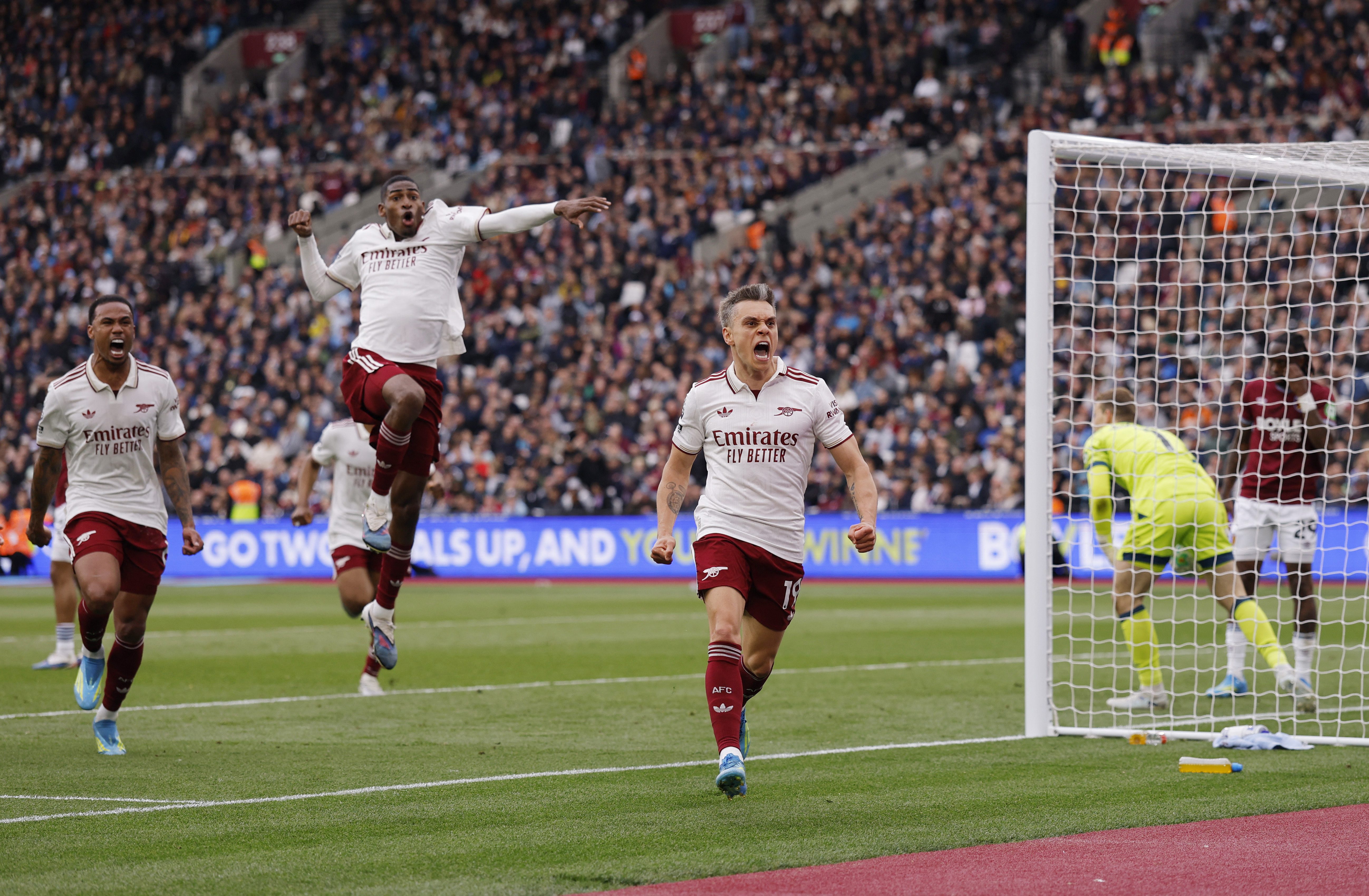 İngiltere Premier Lig'de büyük heyecana sahne olan maçta Arsenal, deplasmanda