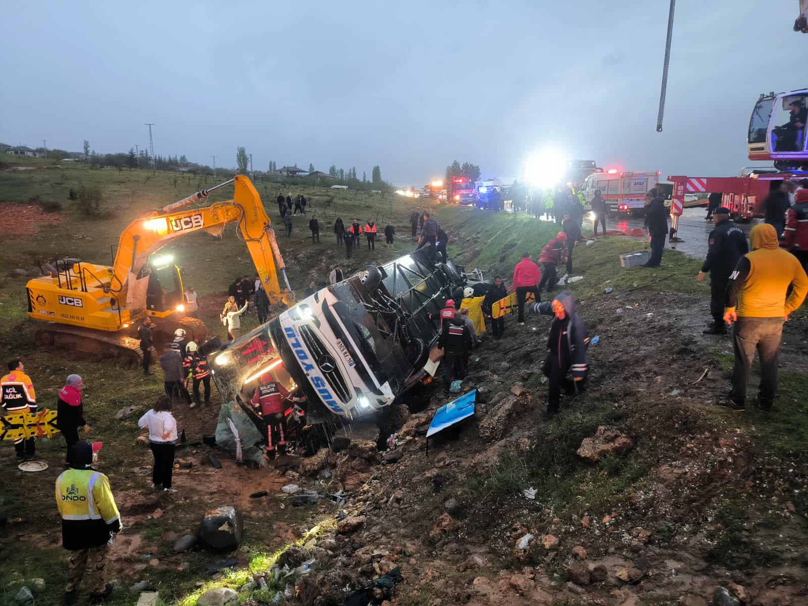 Malatya'nın Doğanşehir ilçesinde yolcu otobüsünün şarampole devrilmesi sonucu 3 kişi