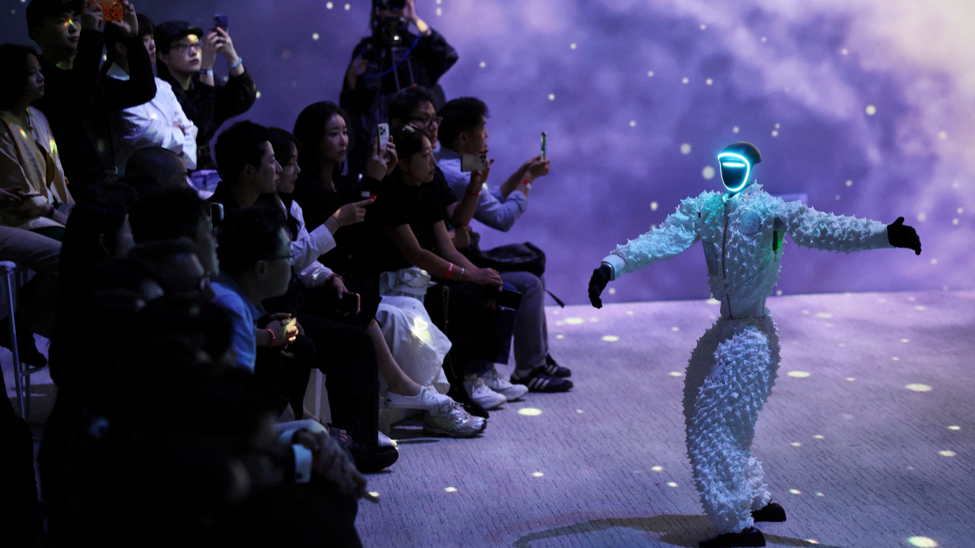 Podyumda modellik yapan robotlar, dans gösterisi sunanlar, dövüş sanatları performansı