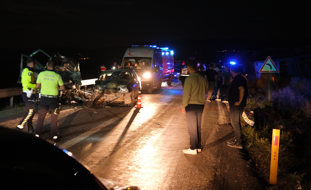 Mersin'de gece yarısı bir tır ile iki otomobilin karıştığı zincirleme