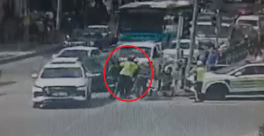 Kayseri’de trafikte seyir halindeyken nefes borusuna cisim kaçan bir motokurye,
