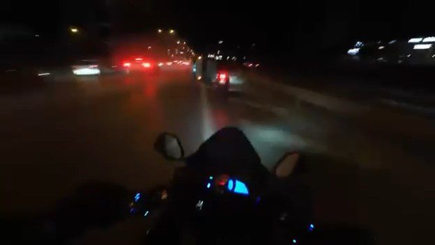 Maltepe D-100 Karayaolu’nda sürücüsünün direksiyon hakimiyetini kaybettiği otomobil sürüklenerek bariyerlere