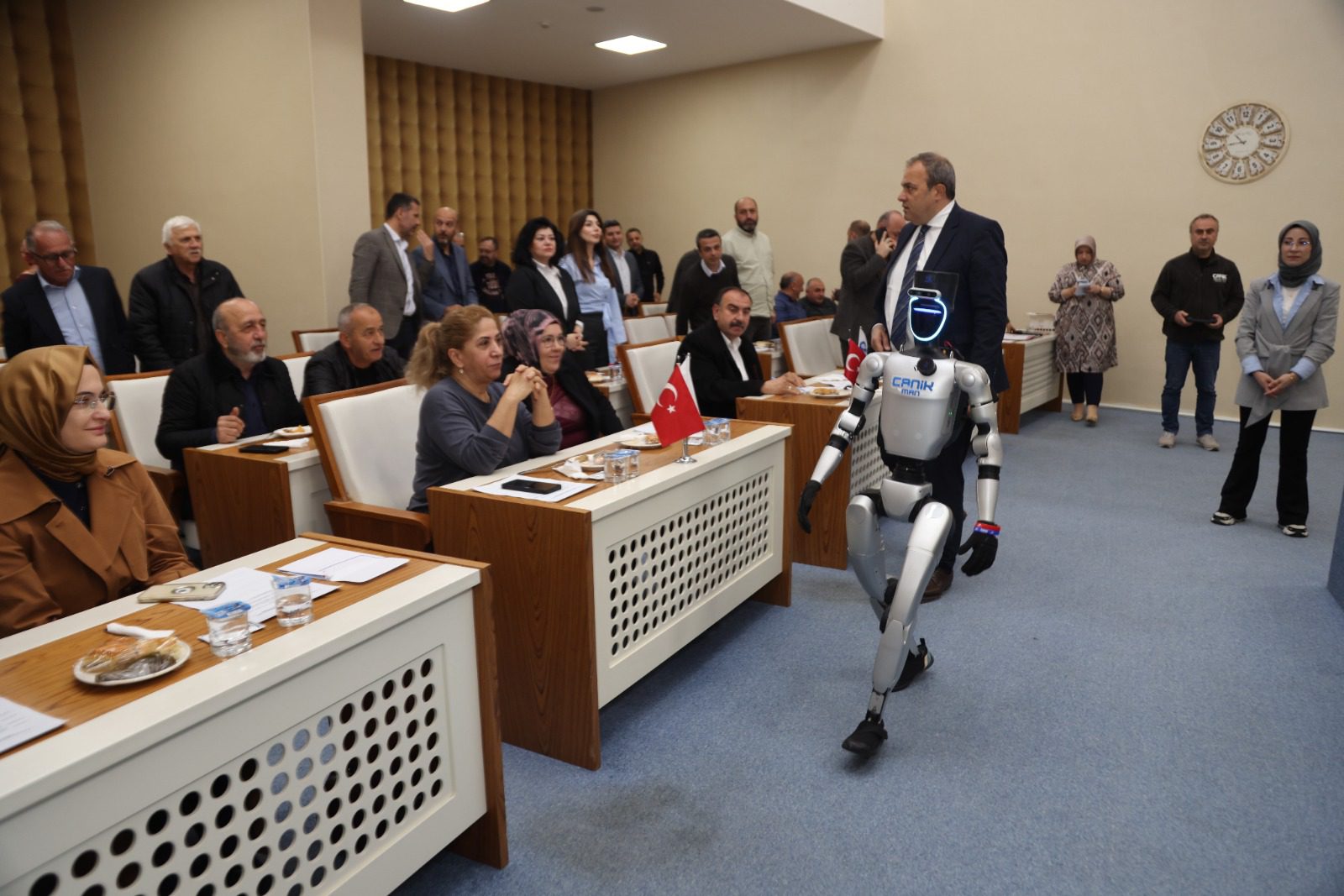 Türkiye'nin nüfusa kayıtlı ilk insansı robotu CANİKMAN, Canik Belediyesi meclis