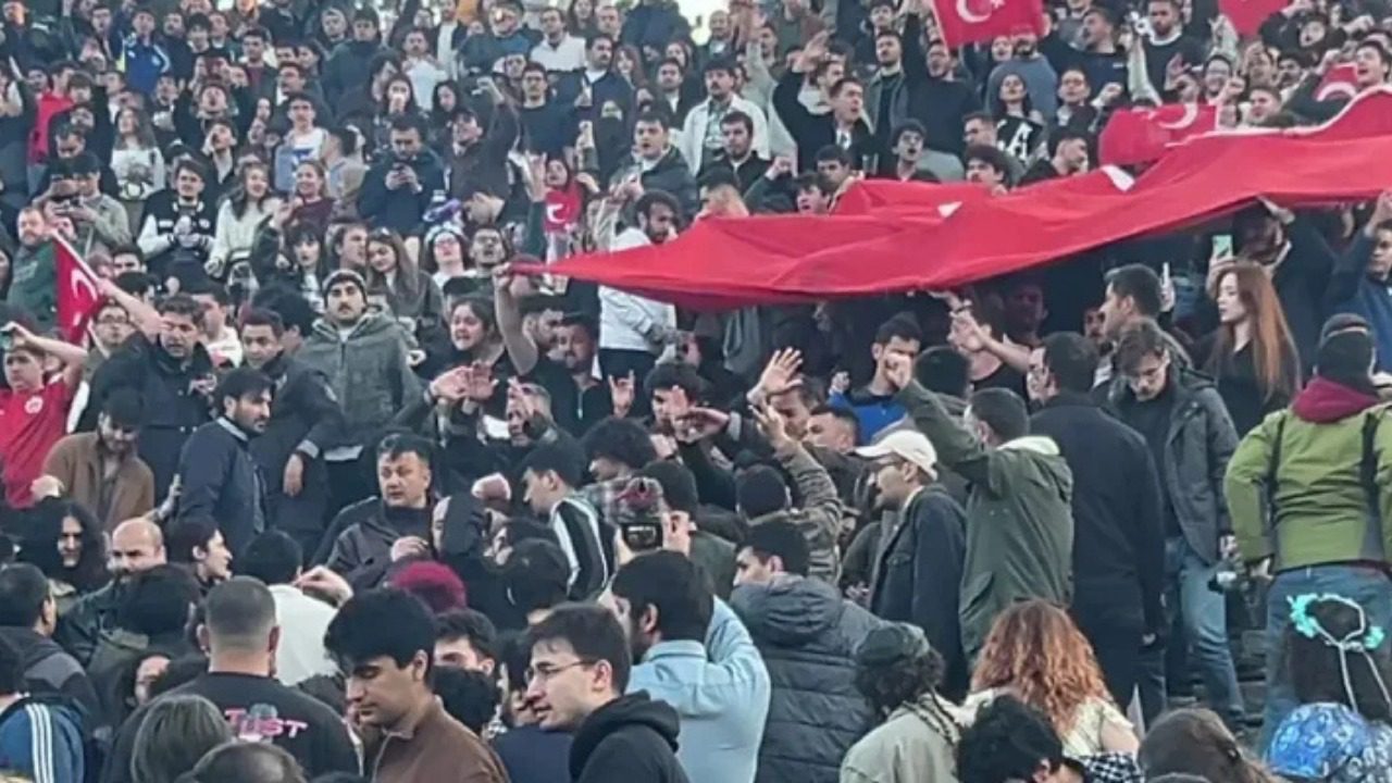 Orta Doğu Teknik Üniversitesi'ndeki (ODTÜ) İlkay Akkaya konserinde iki grup