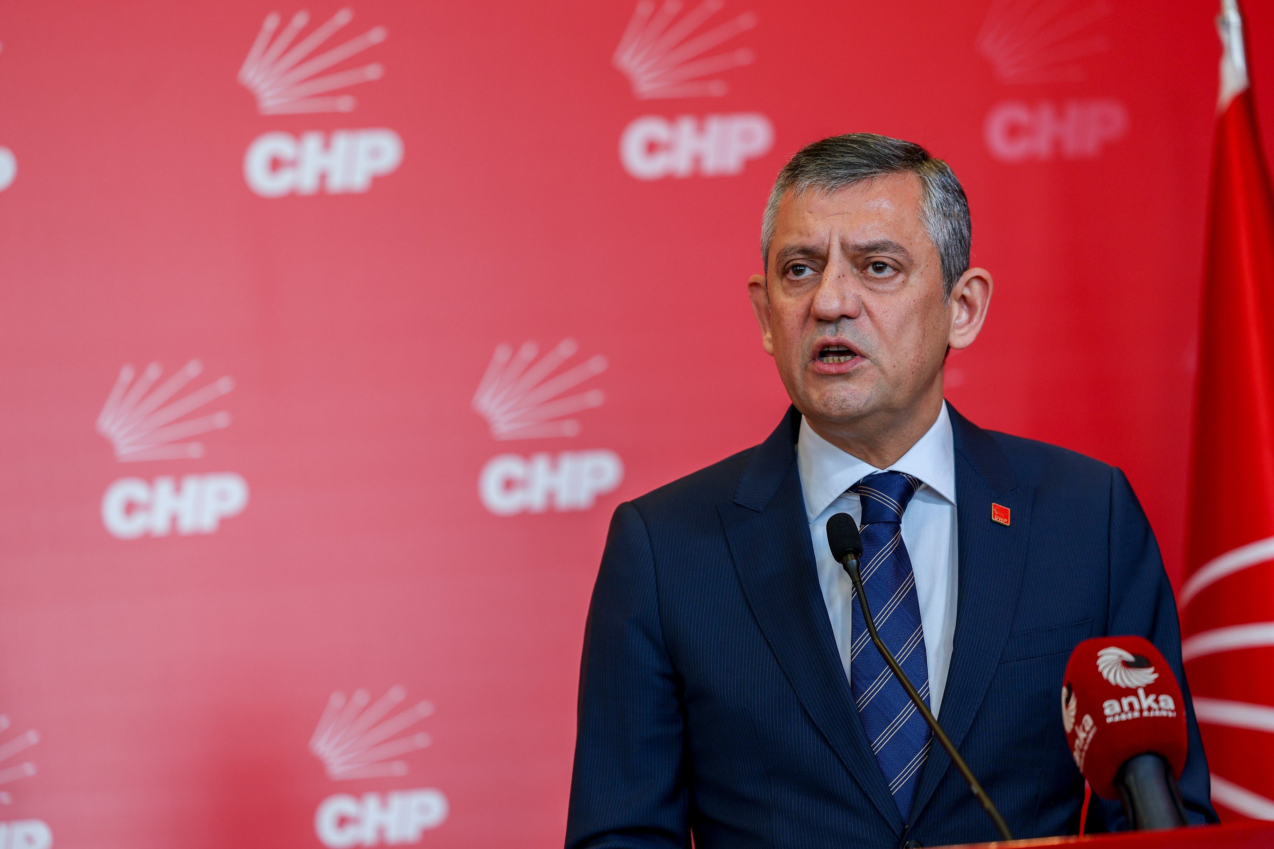 Özgür Özel başkanlığında toplanan CHP'nin kapalı grup toplantısında seçim yapıldı.