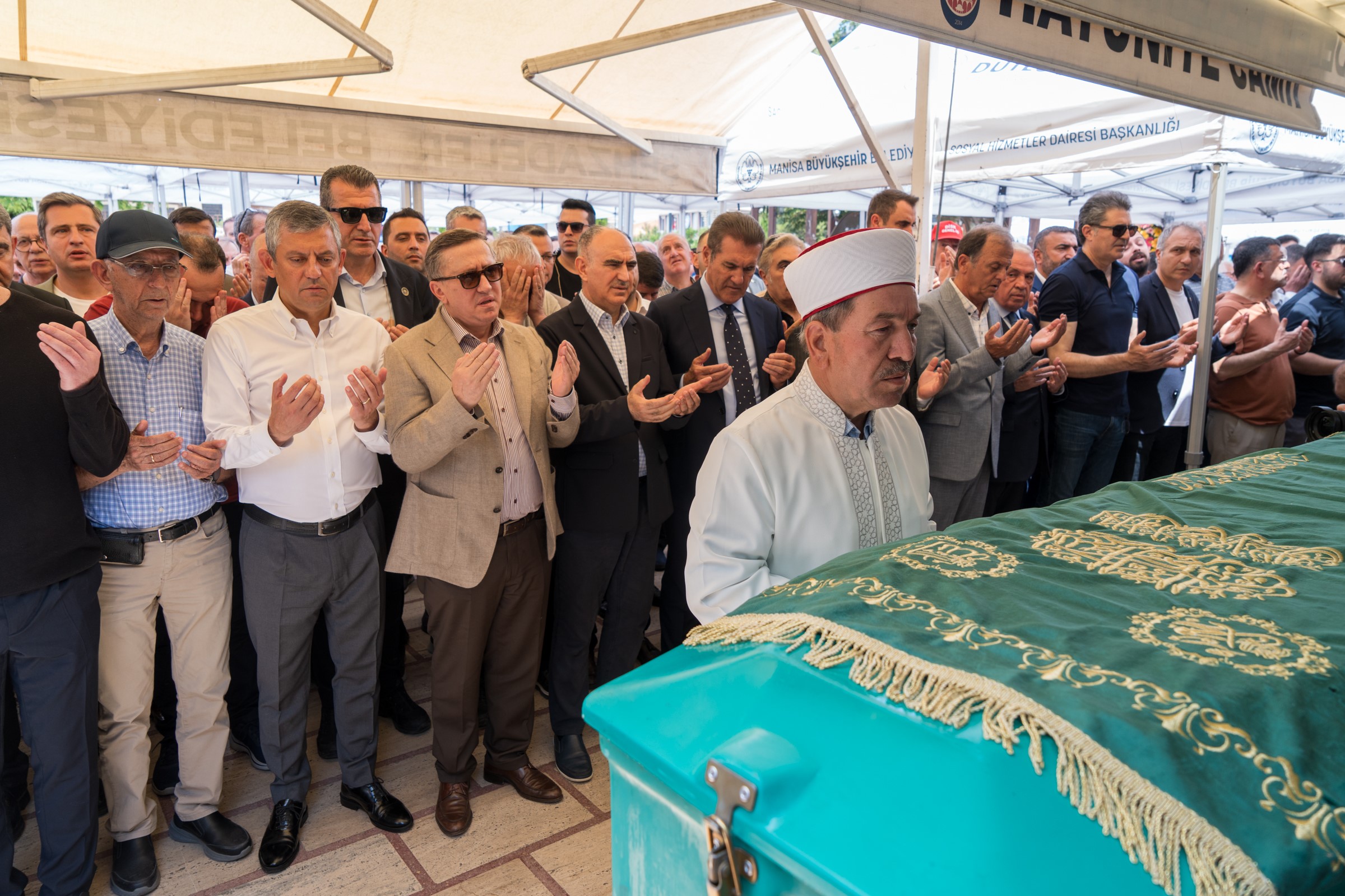 CHP Grup Başkanı Özgür Özel, amcası Necati Özel'in cenaze törenine