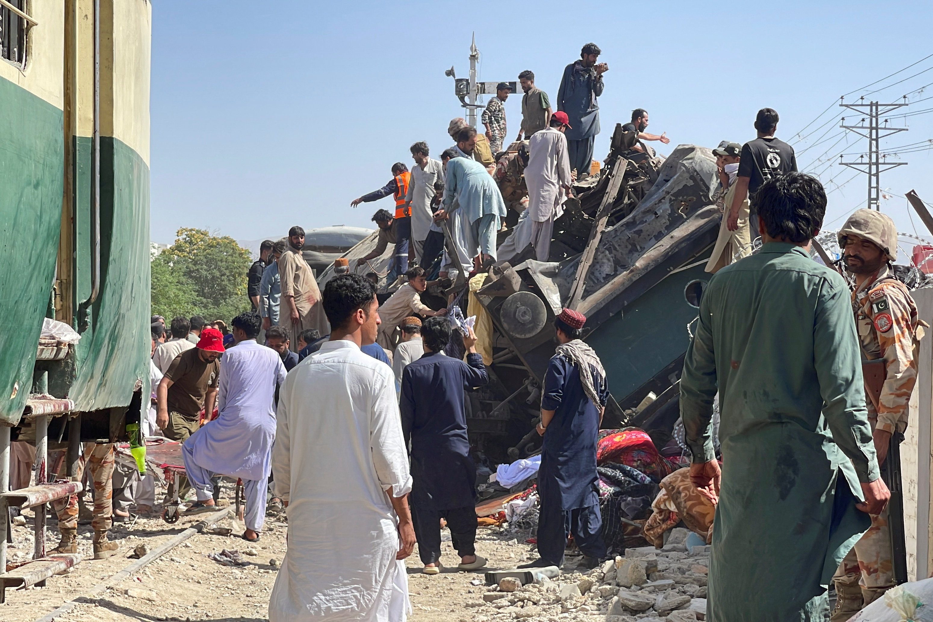Pakistan'ın Ketta kentindeki bombalı saldırıda askeri personelin hedef alındığı öne
