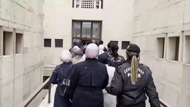 Bursa'da kendilerini "doktor" olarak tanıtıp evlerinde yasa dışı sağlık hizmeti