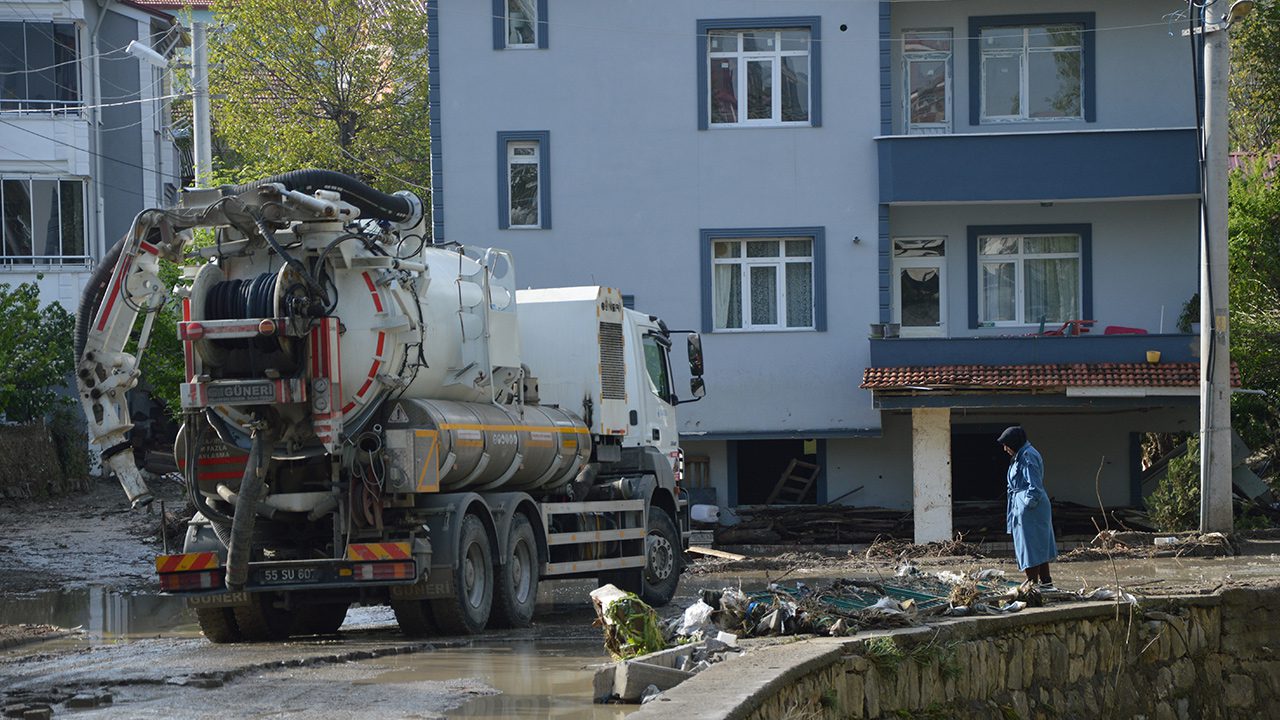 Samsun'un Havza ilçesinde selin ardından yürütülen temizlik çalışmaları devam ederken