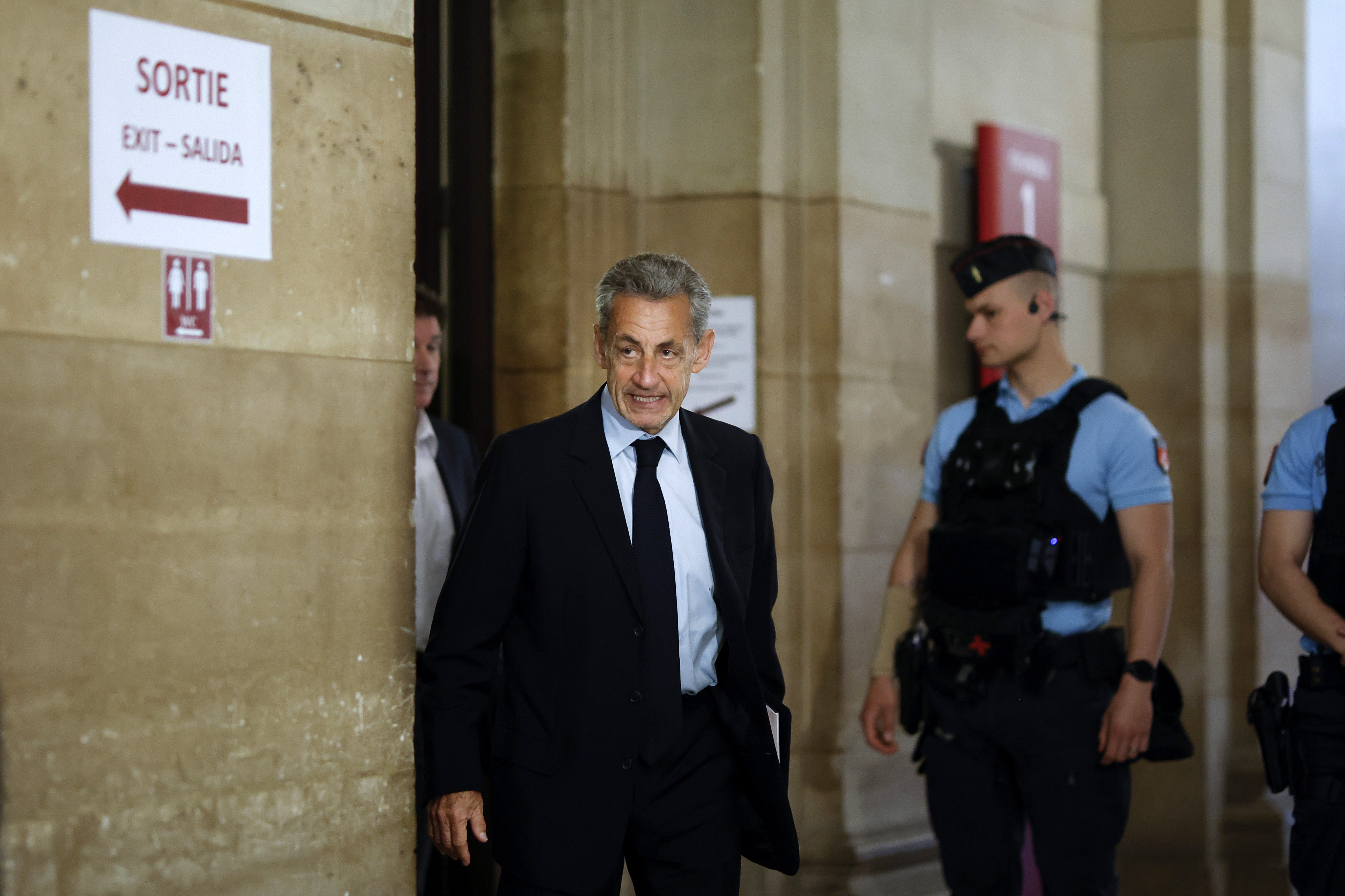 Fransa'nın eski Cumhurbaşkanı Nicolas Sarkozy için 7 yıl hapsi, 300