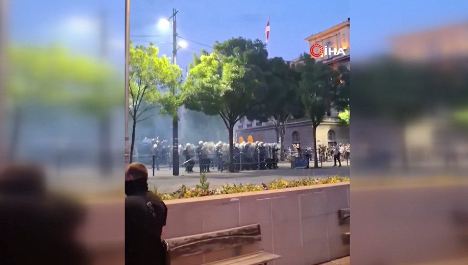 Sırbistan'ın başkenti Belgrad'da çoğunluğu öğrencilerden oluşan on binlerce kişi Cumhurbaşkanı