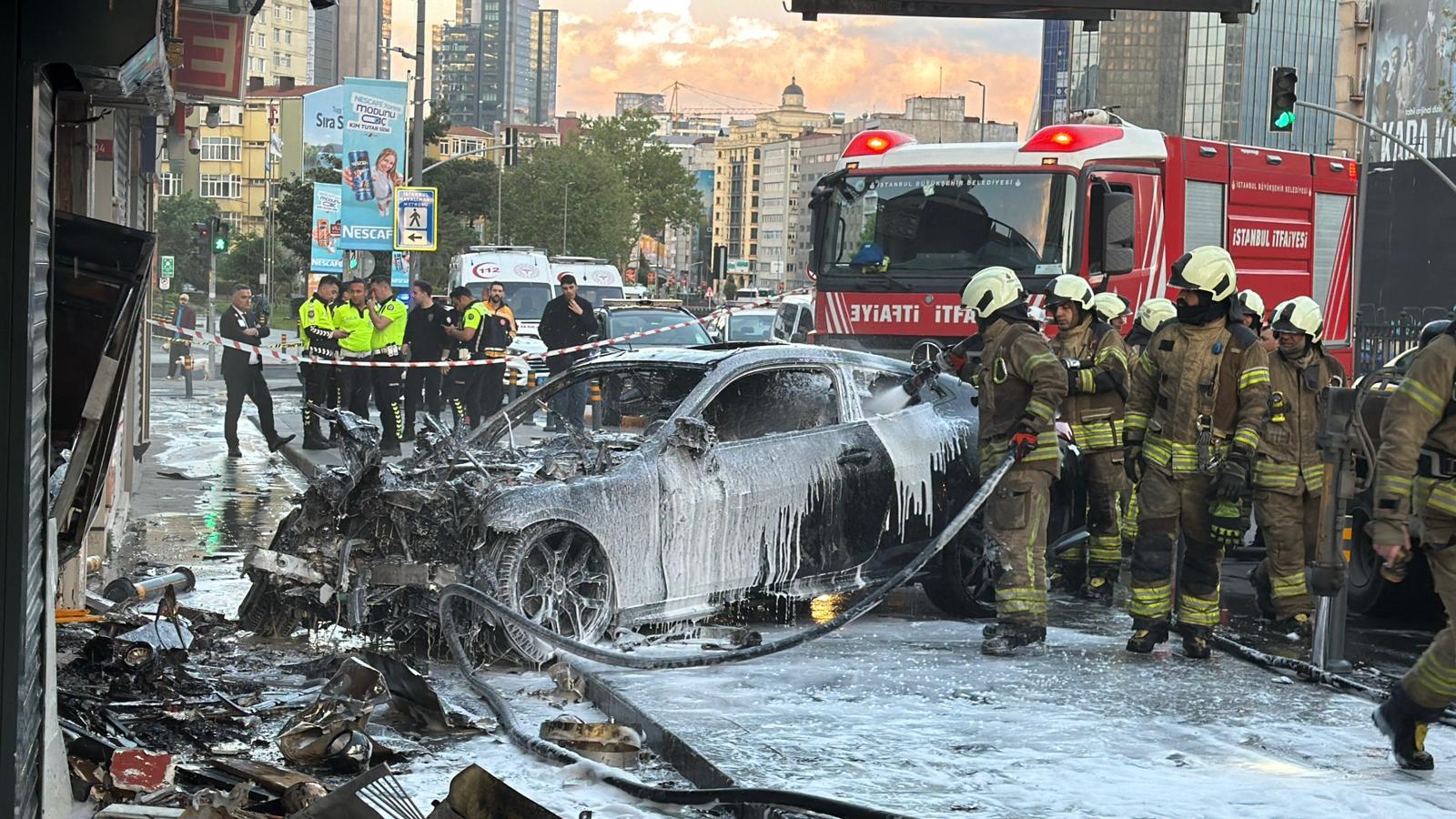 Şişli’de sürücüsünün direksiyon hakimiyetini kaybettiği otomobil, iş yerine girdikten sonra