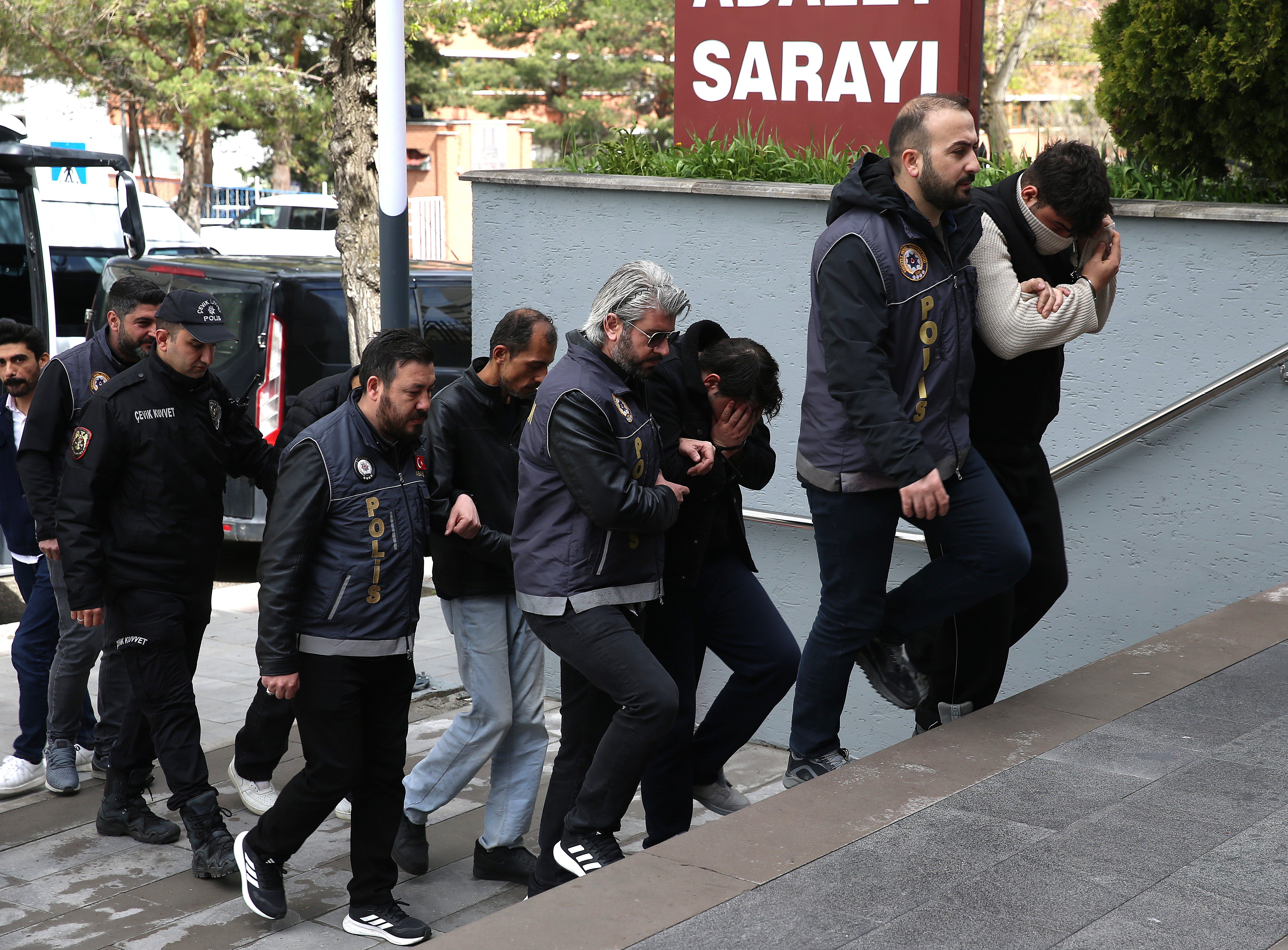 Erzurum'da bir şebeke 25 kişiyi 19 milyon lira dolandırdı. Hesaplarında