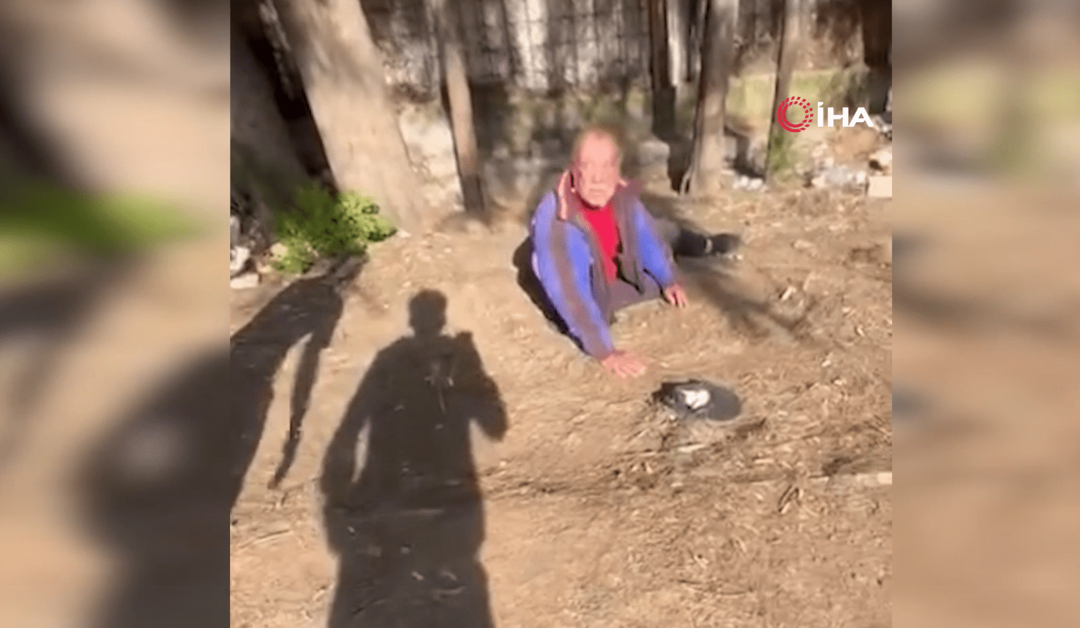 İzmir'in Buca ilçesinde sokakta uyuyan yaşlı bir adamı uyandırarak dalga