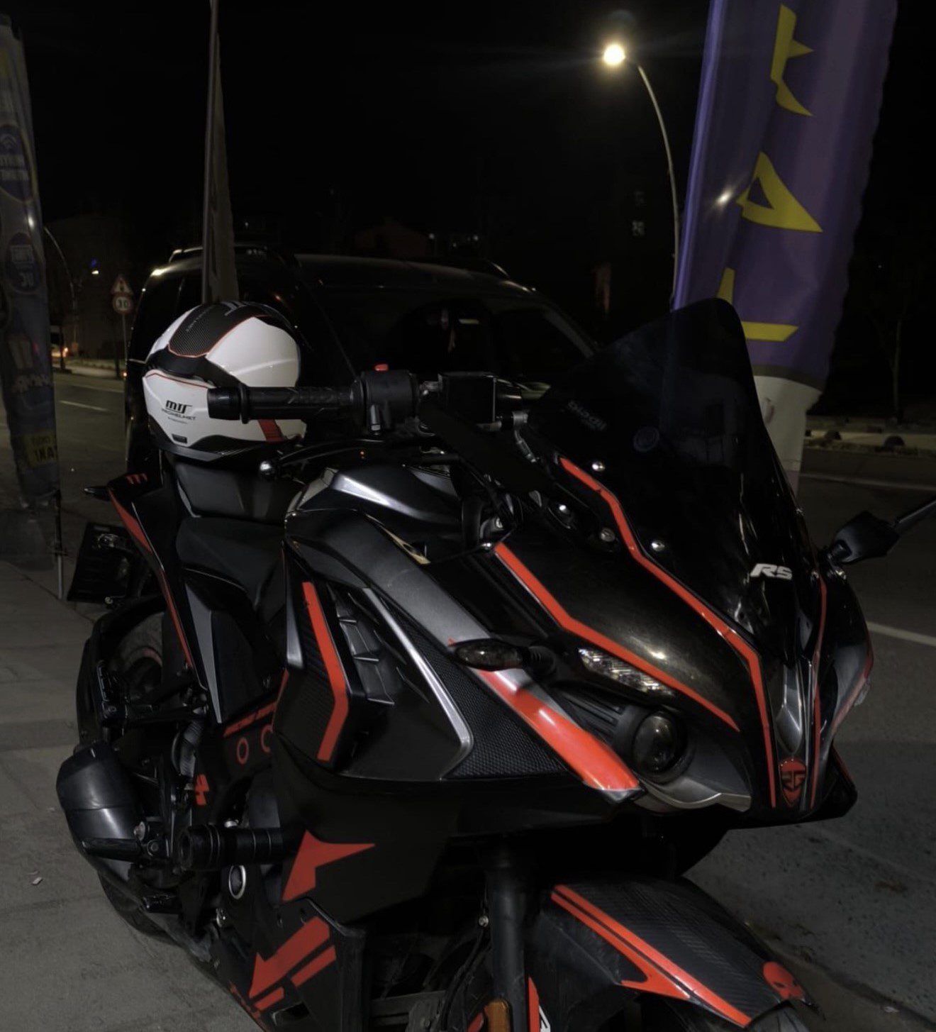 İstanbul'un Sultangazi ilçesinde gece saatlerinde kilitli motosikleti çalınan vatandaş, motosikletin