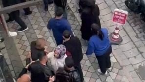 Sultangazi'de 2 grup arasında başlayan tartışma kısa sürede kavgaya dönüştü.