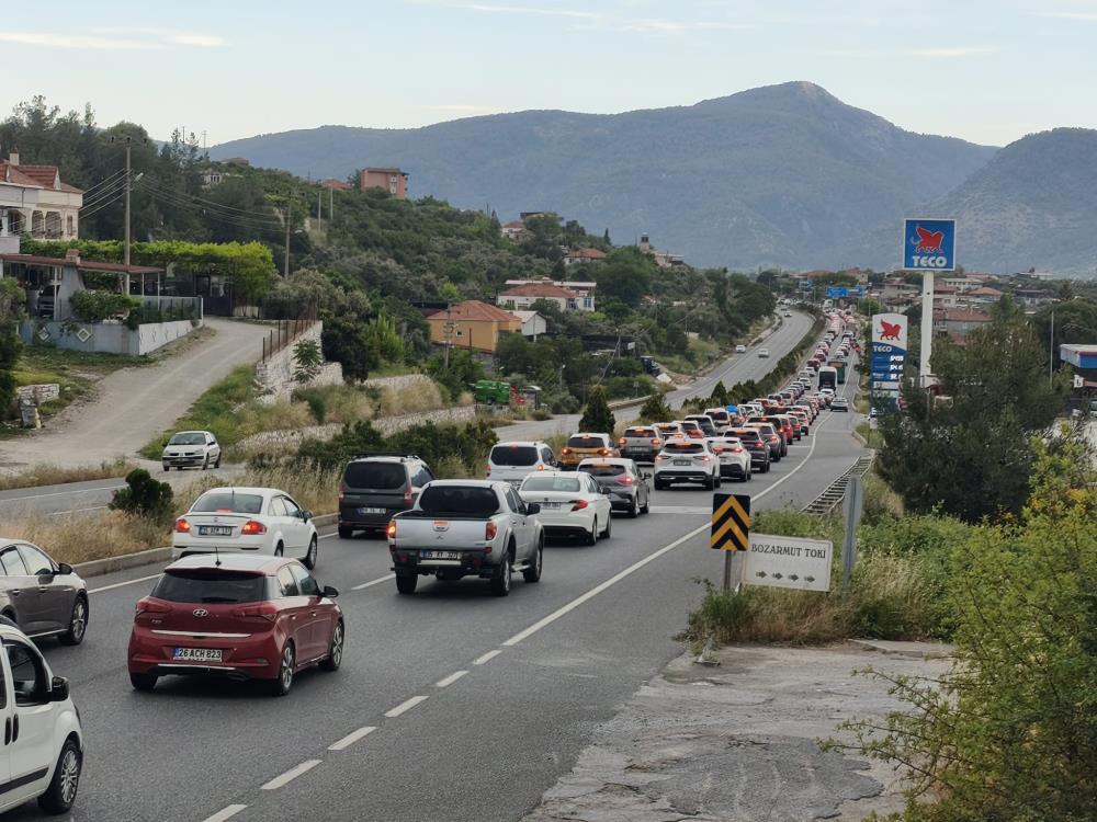 Kurban Bayramı tatili için yollara düşen tatilciler, Muğla'da 22 kilometrelik
