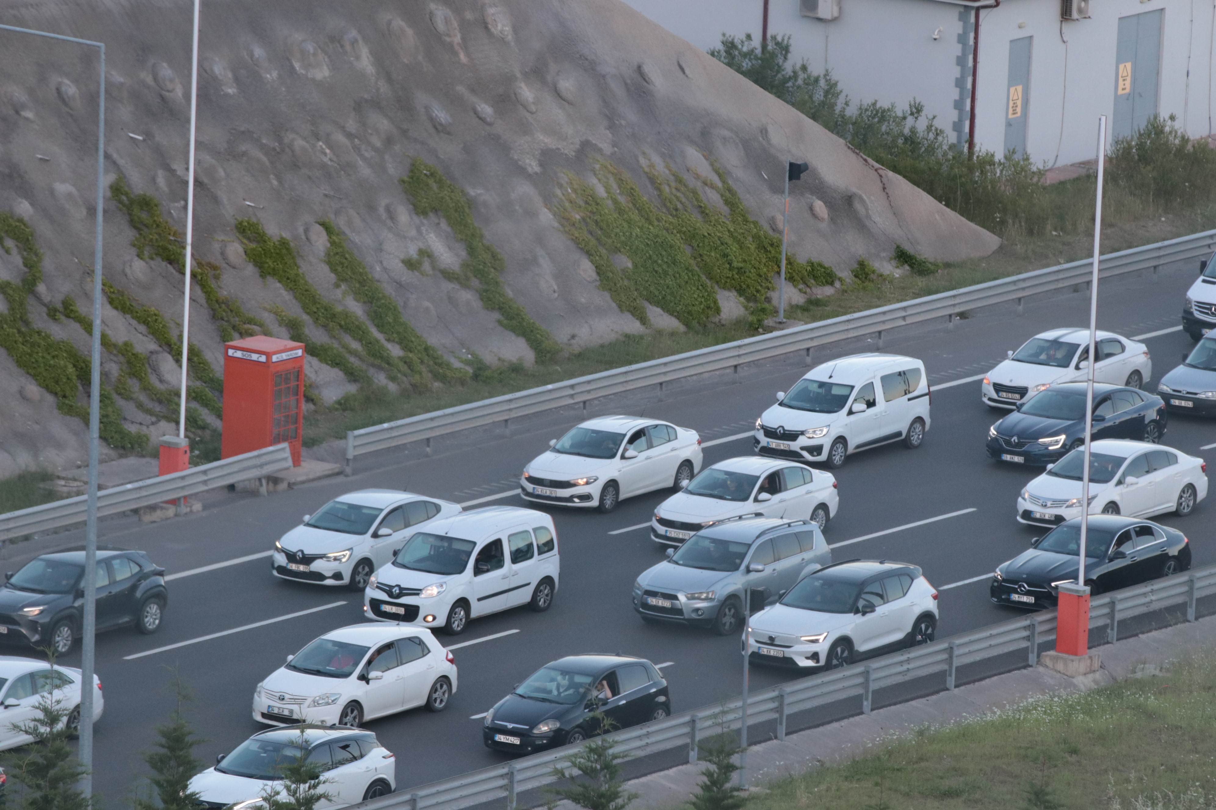 Kurban Bayramı tatilinin son gününde yollardaki yoğunluk bugün de devam