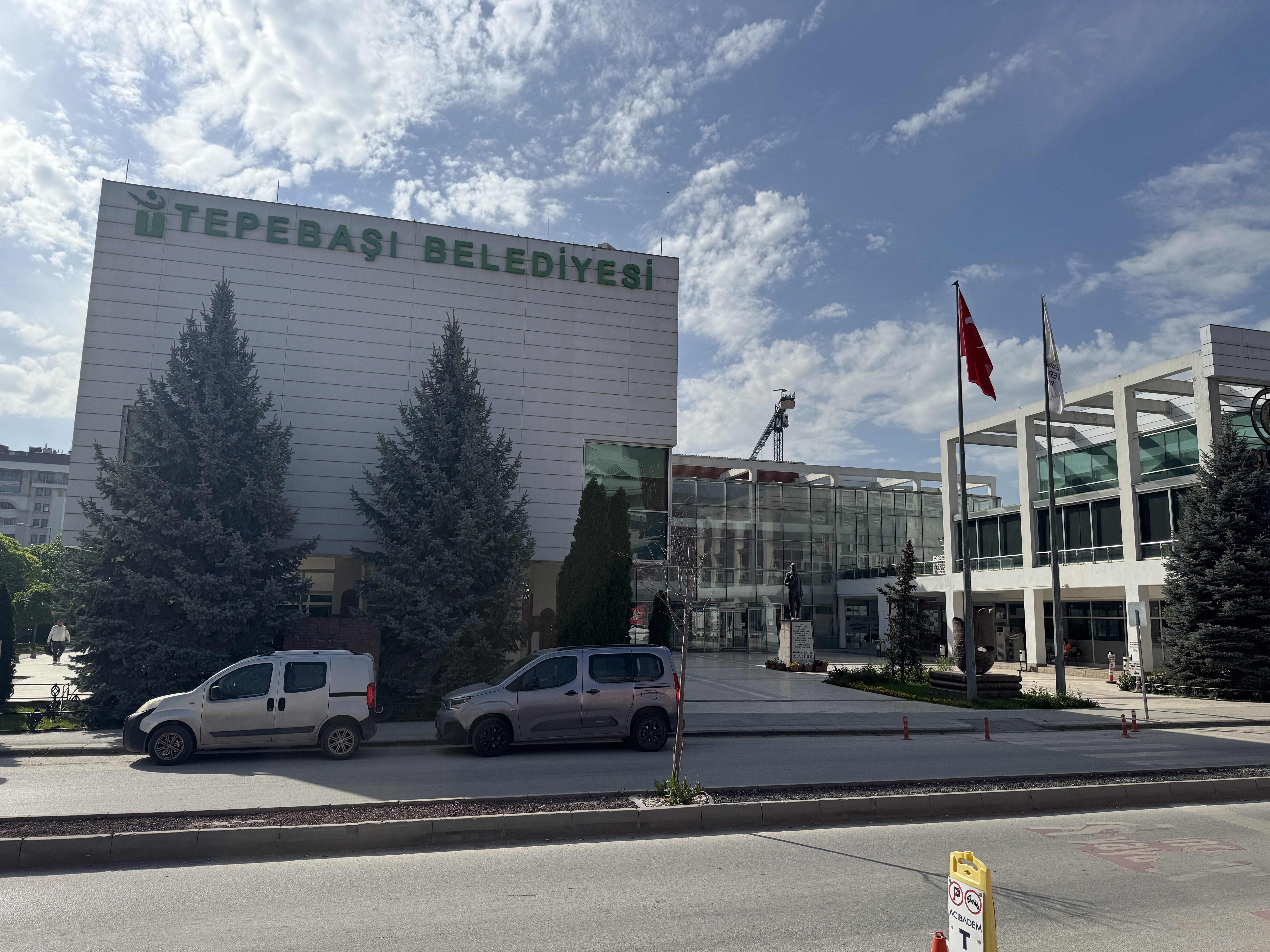 Eskişehir'in Tepebaşı Belediyesine yönelik operasyonda, haklarında gözaltı kararı verilen 33'ü