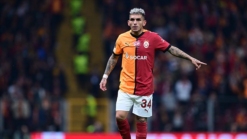Galatasaray oyuncusu Lucas Torreira, Beyoğlu'nda bir AVM'de darbedildi.