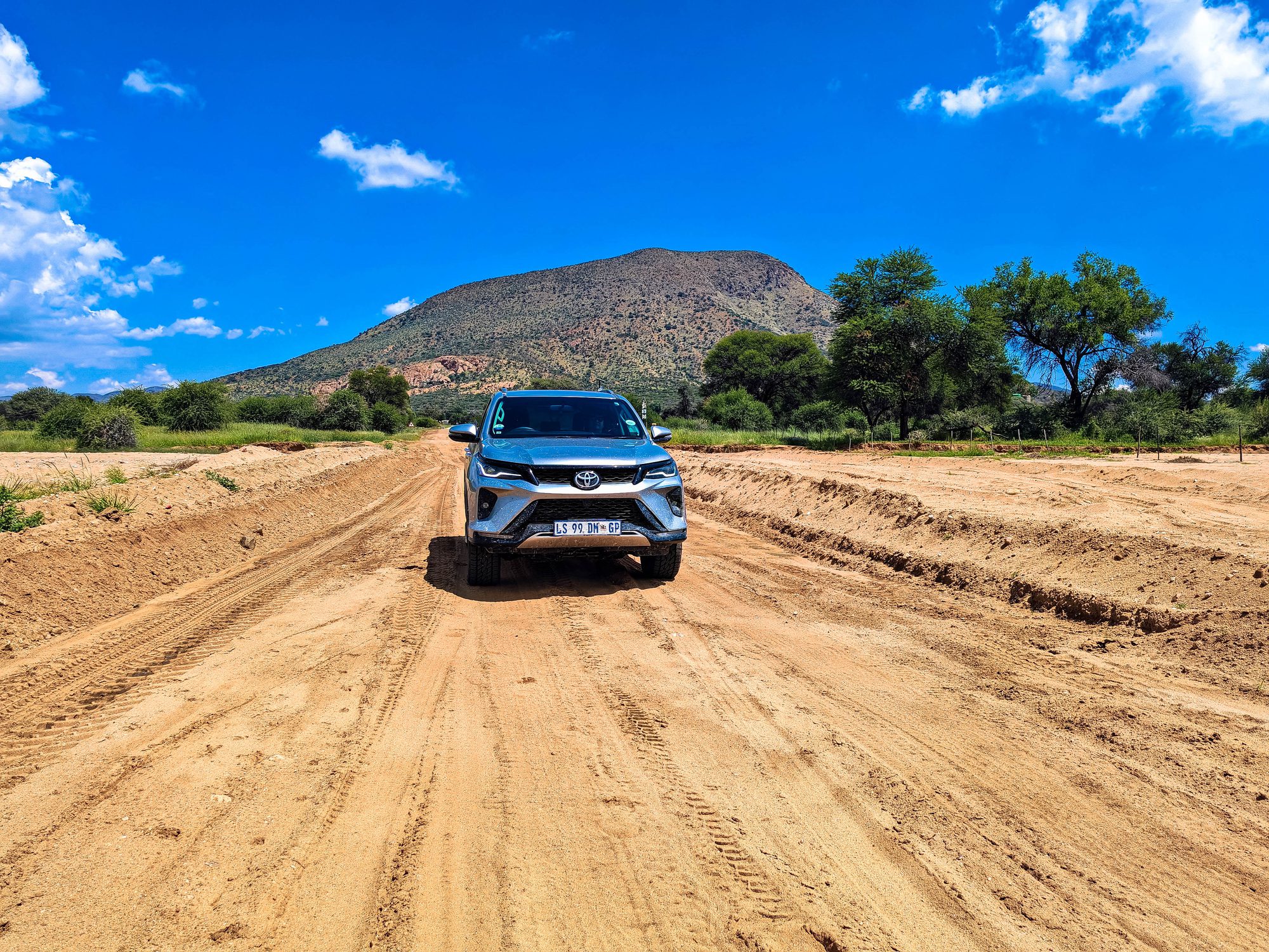 Toyota, Ortadoğu'da savaş nedeniyle teslimat sorunları yaşanmasından ötürü üretimini azaltma