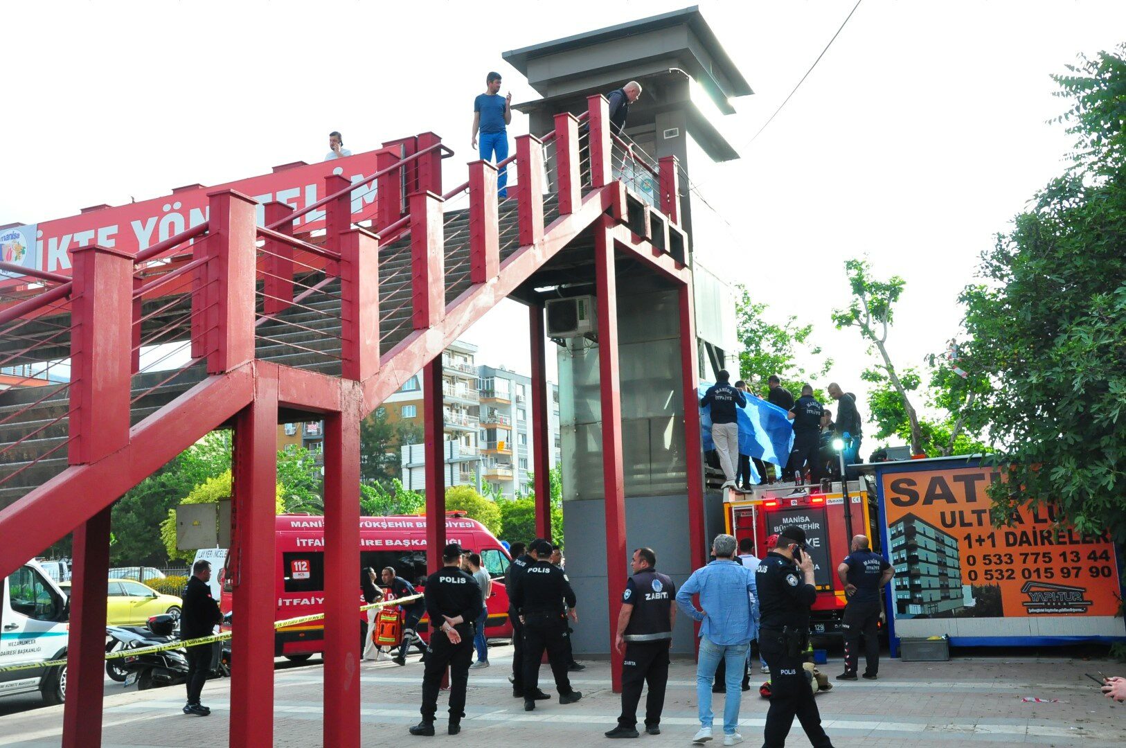 Manisa'da yaya üst geçidindeki asansör ile dış koruma demirleri arasında