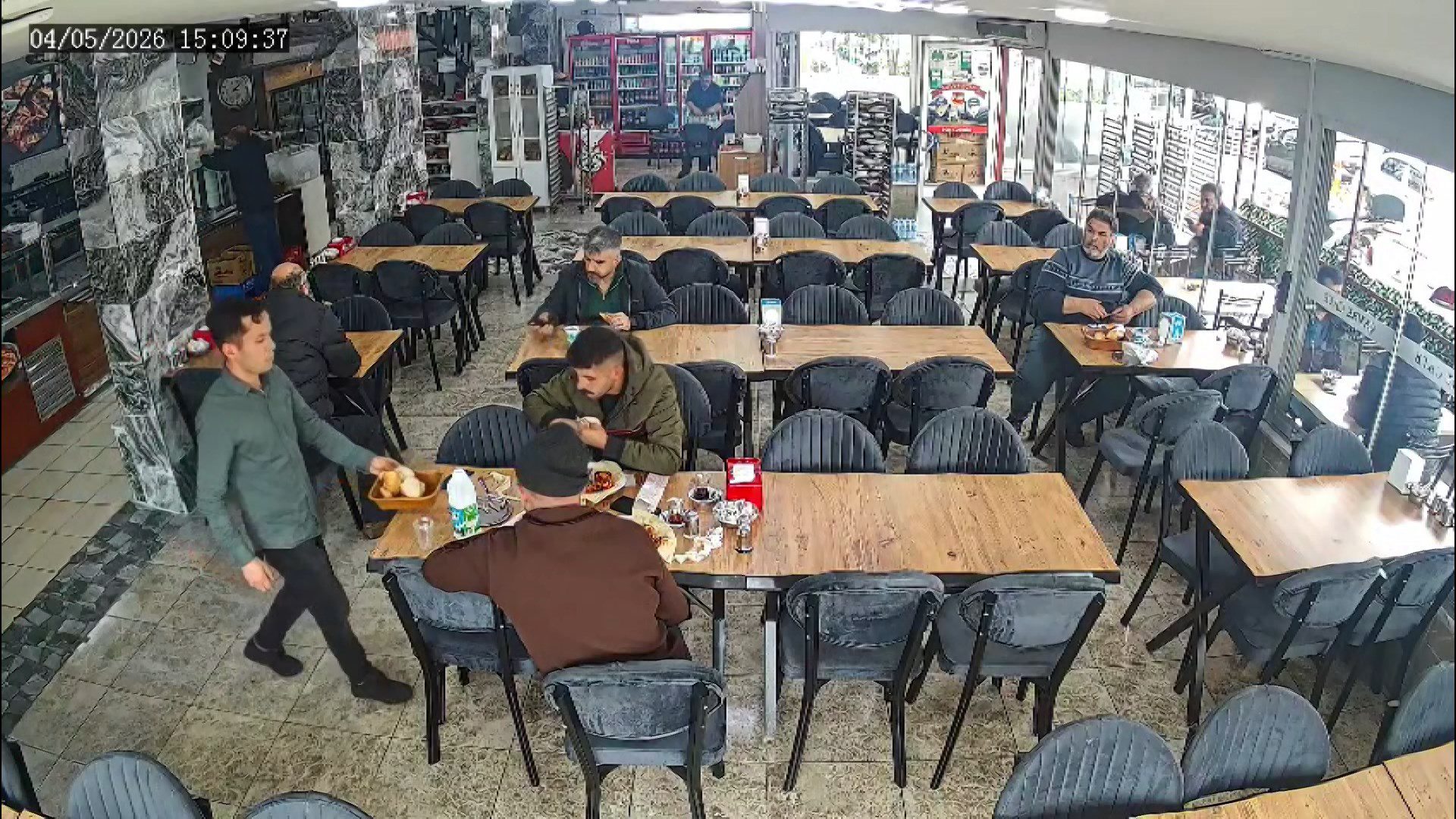 Başakşehir'de büfeye gelen 2 kişi sipariş verip yemek yedikten sonra
