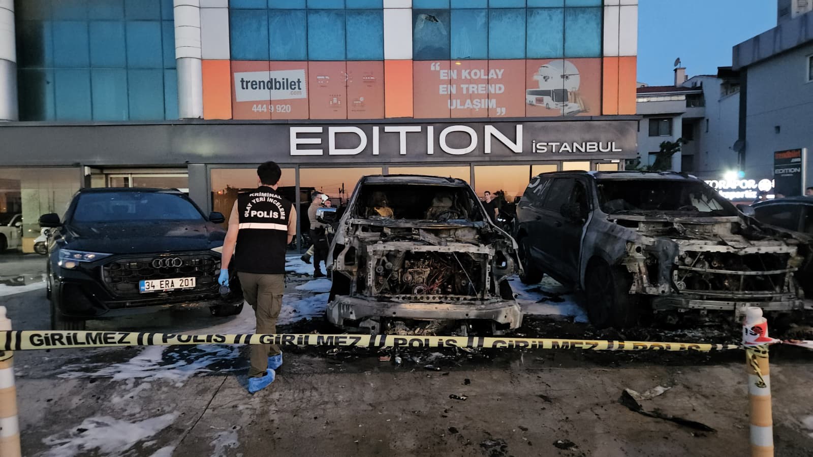 İstanbul'da sabaha karşı bir oto galeride yangın çıktı. 4 otomobilde