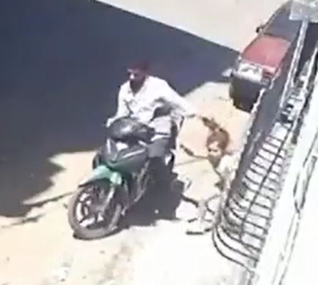 Gaziantep’te Metin K., 7 yaşındaki kızı Y.K.’ye sokak ortasında defalarca