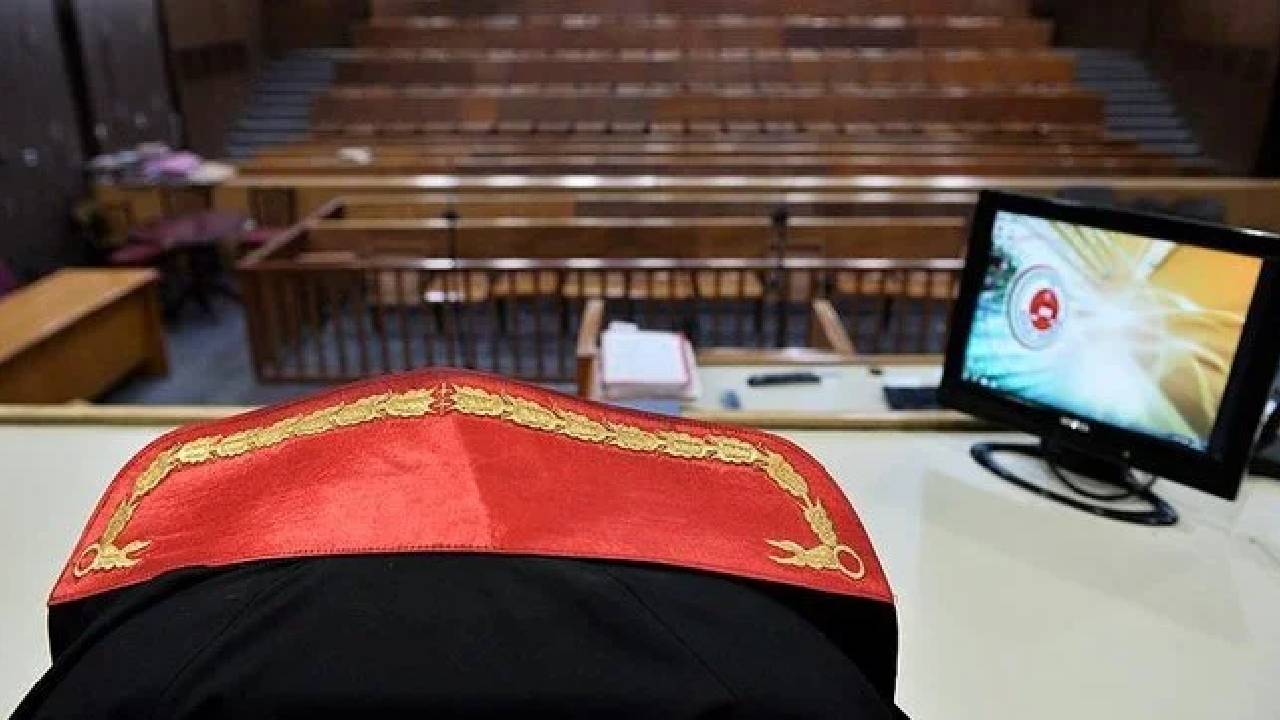 Adana Adliyesi'nde görevli bir ağır ceza mahkemesi hakimi, görevden uzaklaştırıldı.