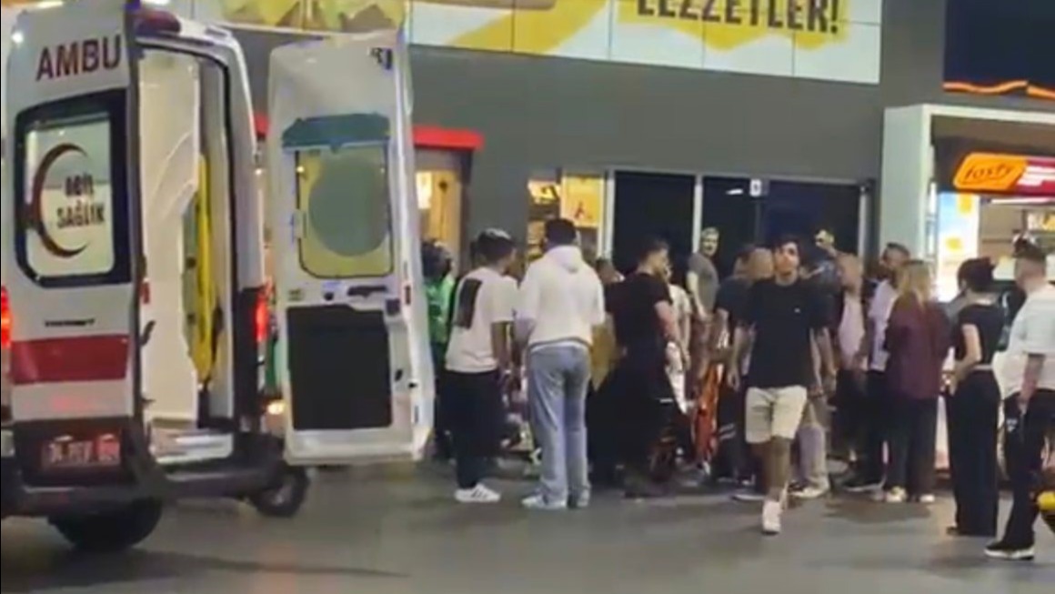 Eyüpsultan'da bir akaryakıt istasyonunda motosikletli 3 kişiye bir otomobilden ateş