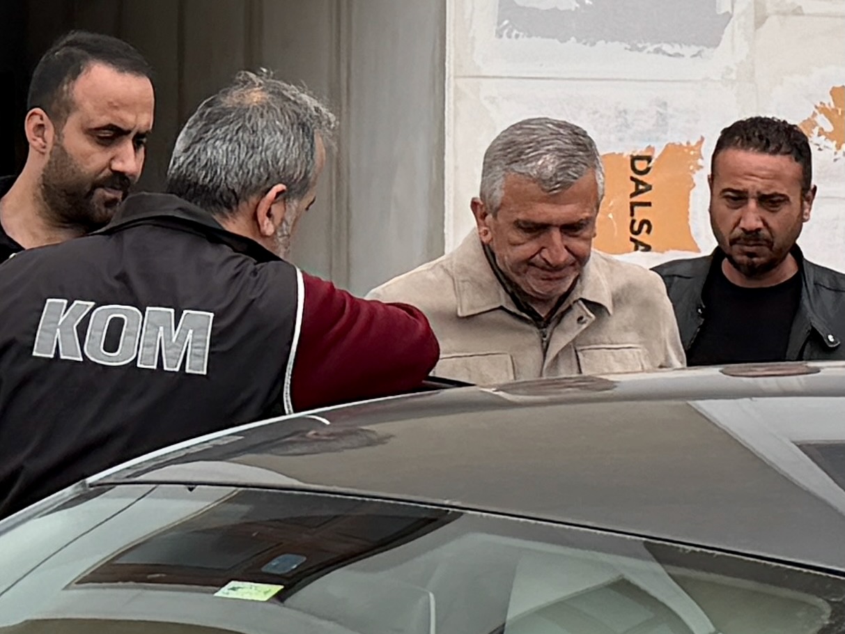 CHP'li Akçakoca Belediye Başkanı Fikret Albayrak'ın yolsuzluk suçlamasıyla tutuklanmasının ardından
