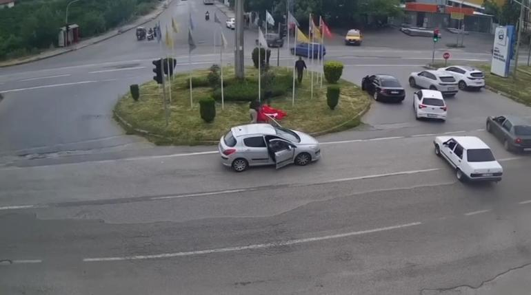 Hatay'ın Dörtyol ilçesinde kavşakta bulunan Türk bayrağı, şiddetli rüzgar nedeniyle