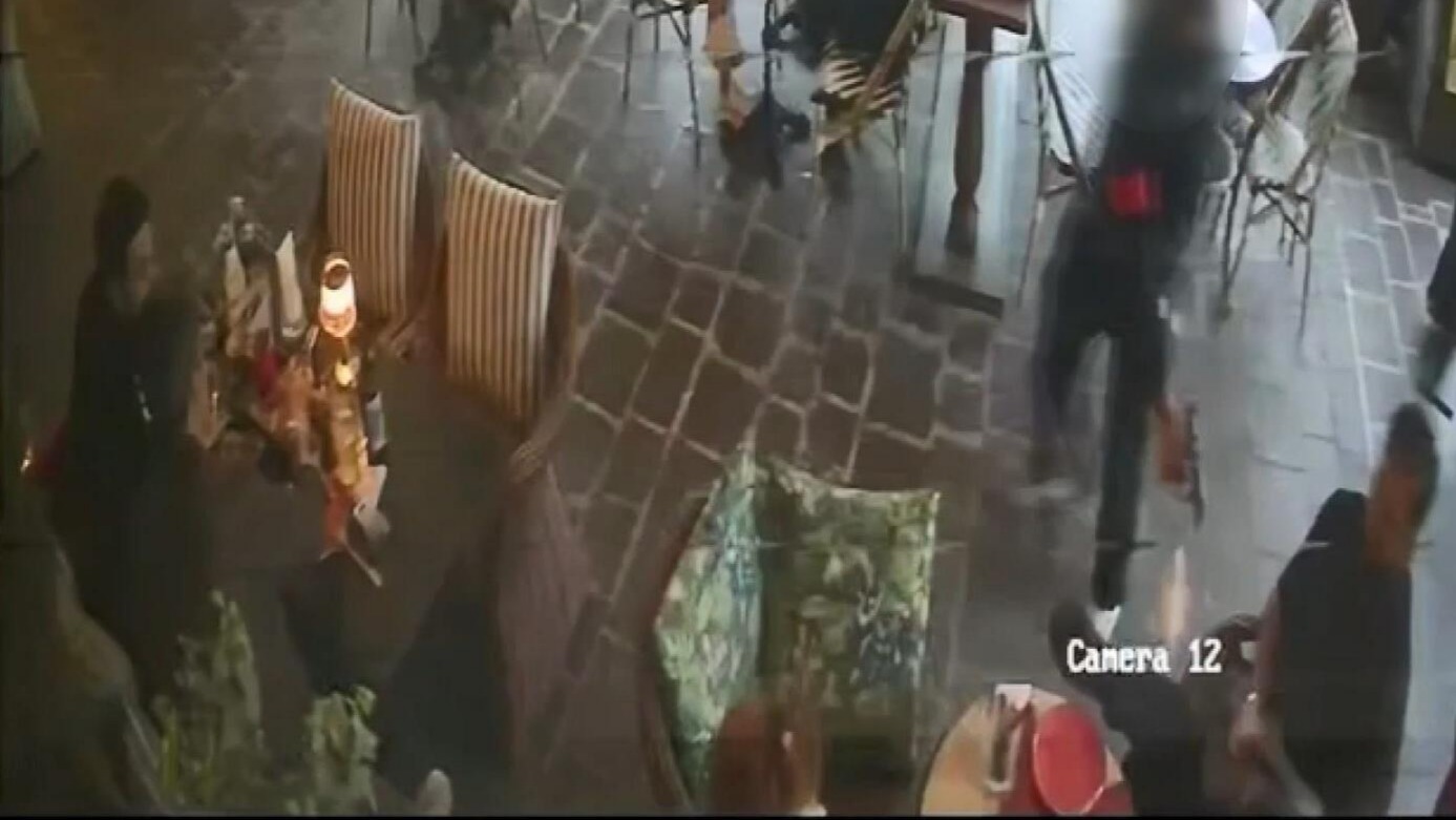 İstanbul'da bir AVM'de oto galeri sahibini silahla bacağından vuran 16