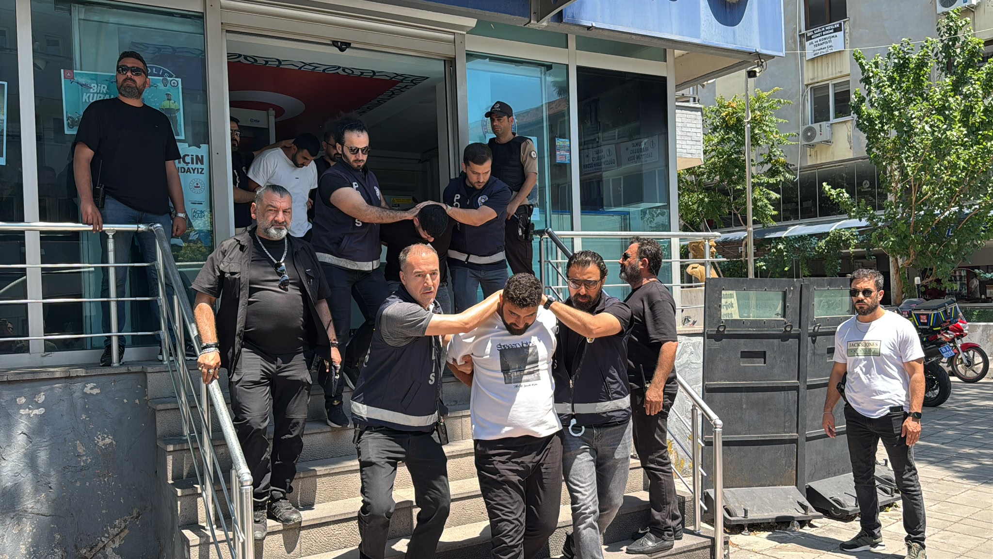Aydın'ın Söke ilçesinde 2 kişinin ölümüyle sonuçlanan silahlı saldırıya ilişkin