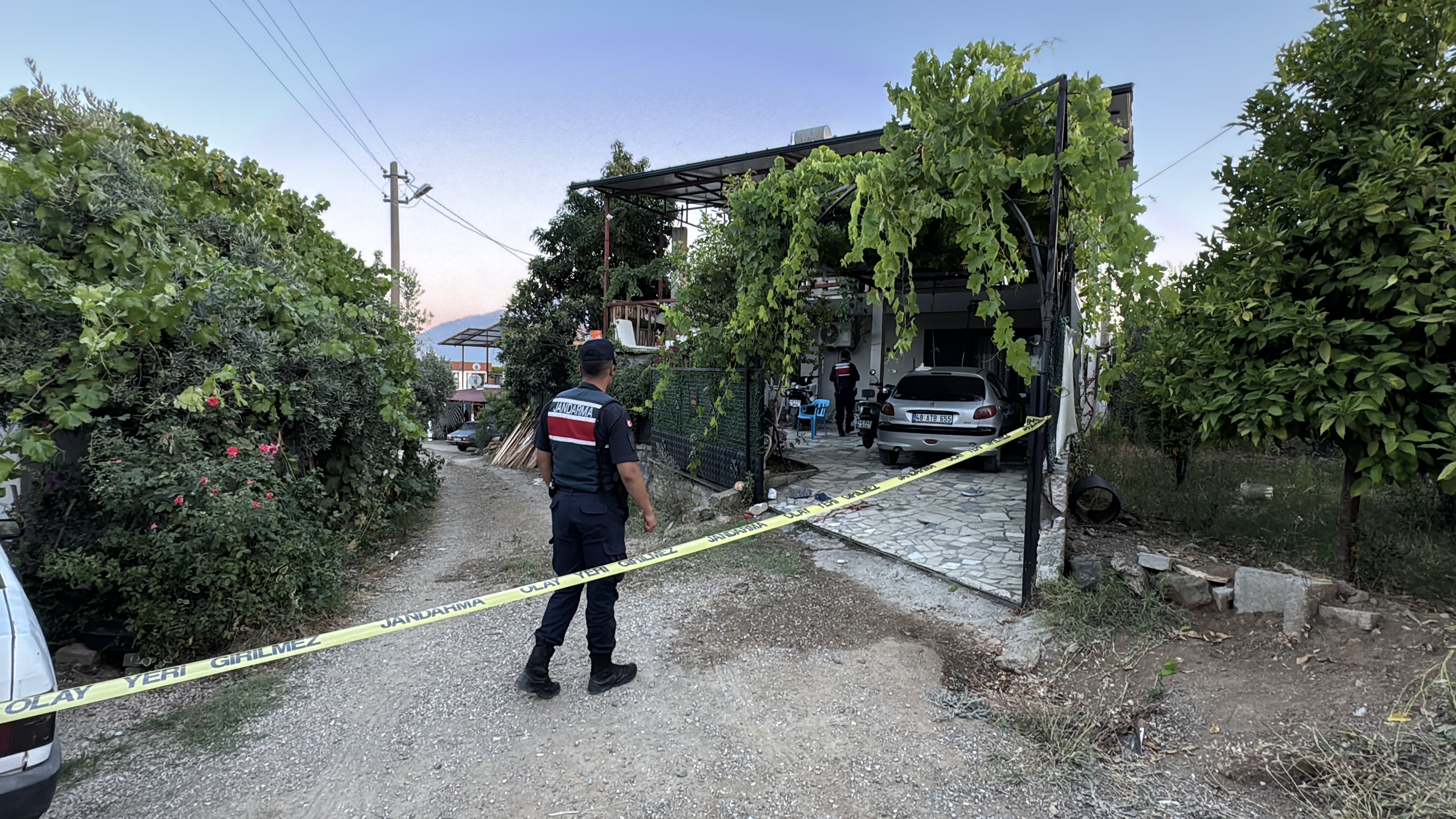 Fethiye'de arasında bahçe kapısından çıkan ses nedeniyle başladığı öne sürülen