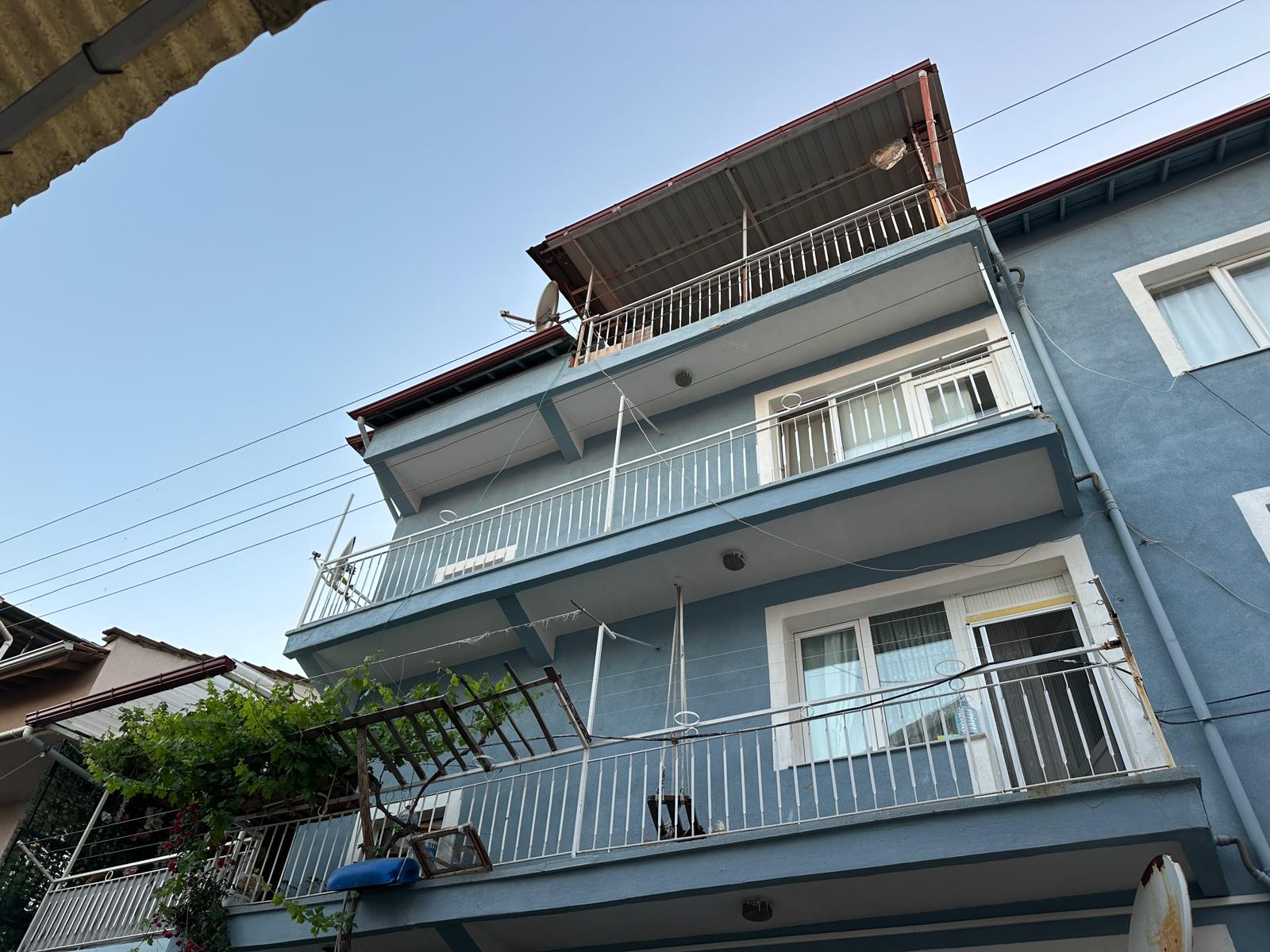 Uşak'ta şüpheli şekilde evinin balkonundan beton zemine düşen kadın hayatını