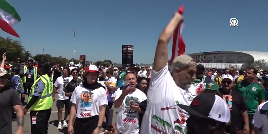 ABD’nin Los Angeles kentindeki SoFi Stadı önünde, İran milli takım