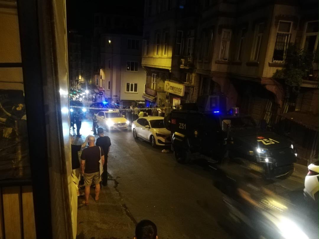 Beyoğlu’nda motosikletle gelen kasklı iki kişi tarafından sokaktaki kaldırımın üzerine