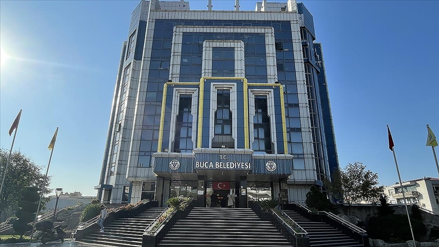Buca Belediyesi'ne dönük operasyonda gözaltına alınanların sayısı 54'e yükseldi.