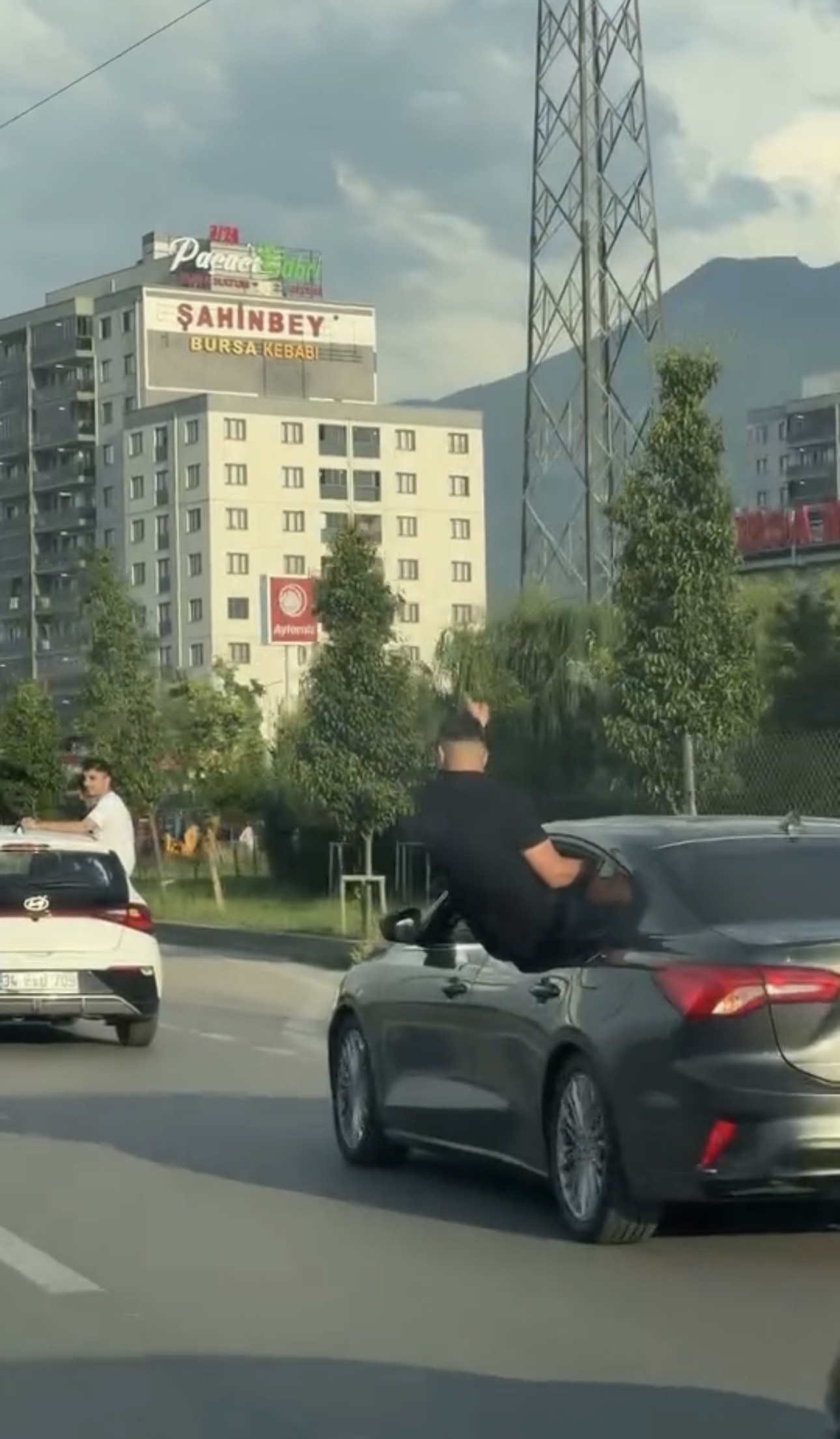 Bursa'da düğün konvoyunda tehlikeli hareketler yapan şahıslar, hem kendi canlarını