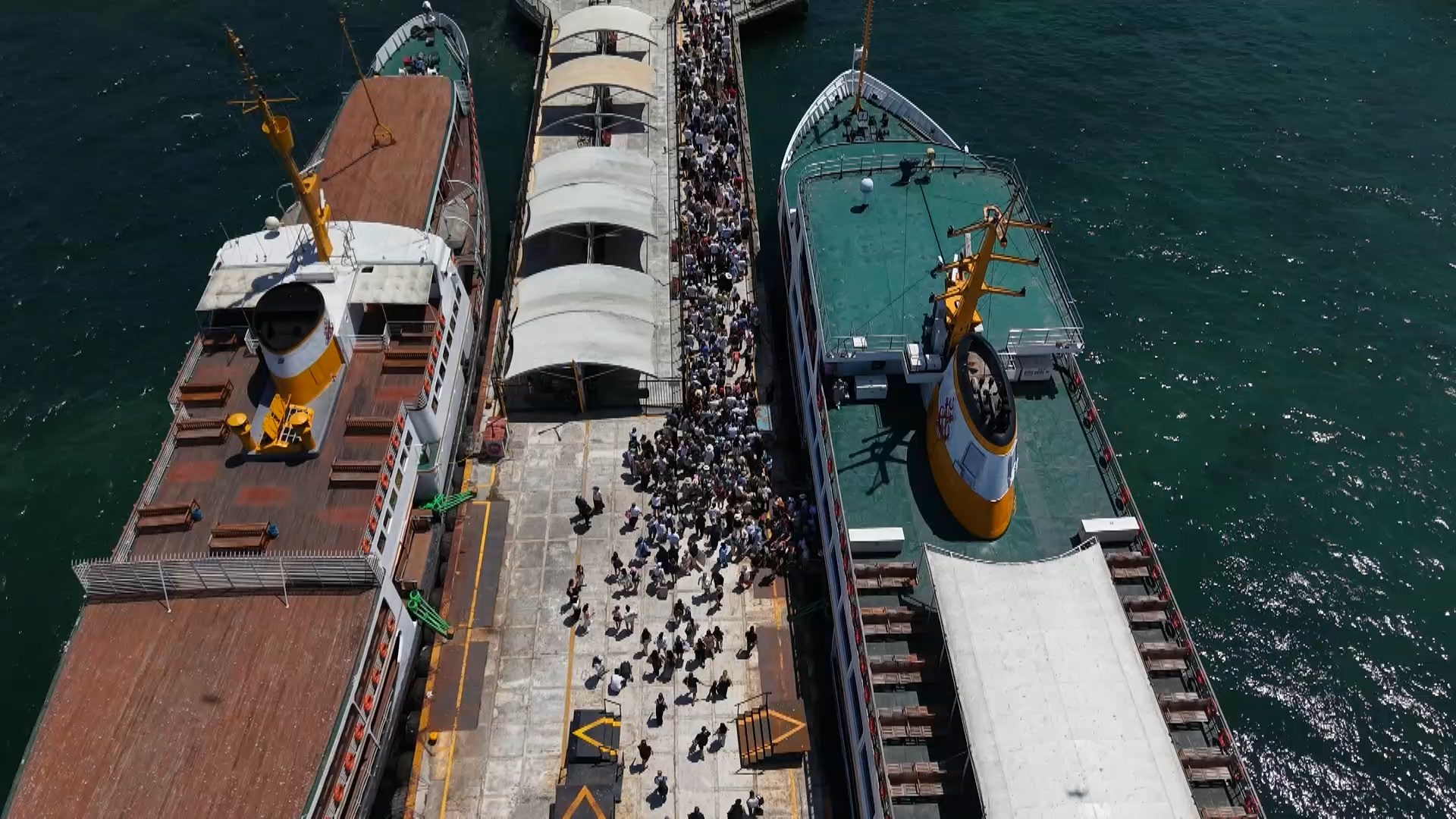 Havaların ısınmasıyla birlikte hafta sonunda Büyükada’da ziyaretçi yoğunluğu yaşandı. Adalara