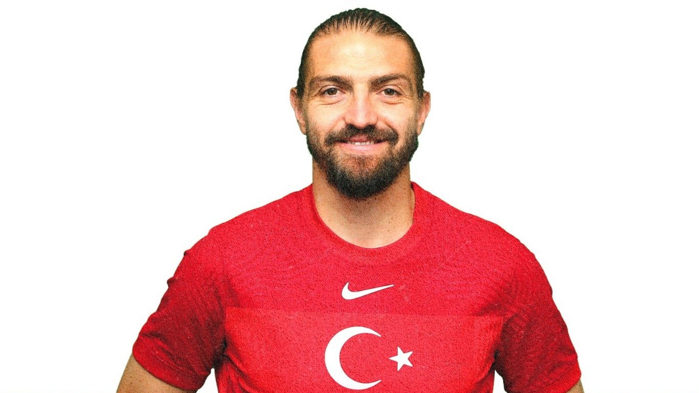 Galatasaray, Fenerbahçe, Beşiktaş ve A Milli Takım formalarını terleten Caner