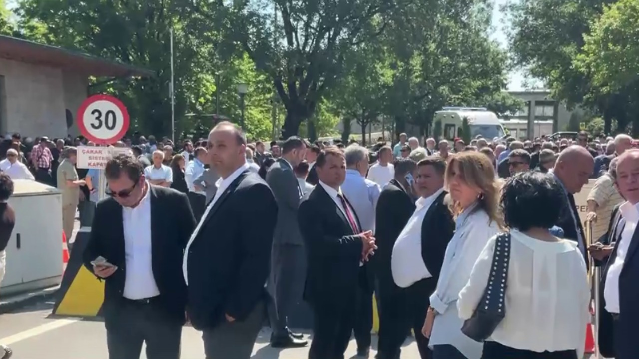 TBMM'de saat 13.30'da düzenlenecek CHP Grup Toplantısı öncesi partililer, Meclis'in