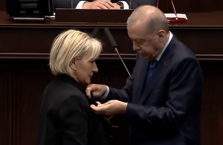 Geçen hafta CHP'den istifa eden İstanbul Milletvekili Nimet Özdemir, AK