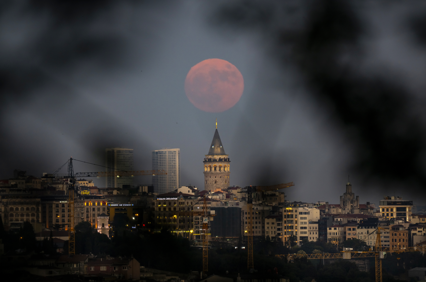 "Çilek Dolunayı" olarak da bilinen ay, İstanbul ve Ankara'da gökyüzünde
